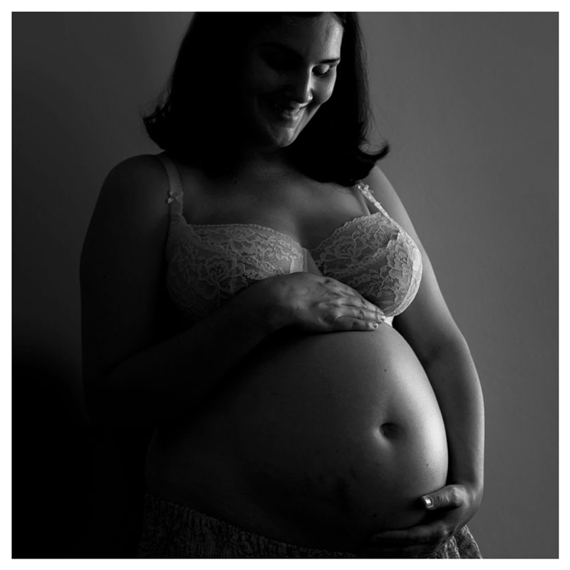 Babybauch Schwanger Pregnant Baby Portrait Shooting Fotografie Frankfurt am Main People Shooting Fotograf emotionale Bilder Reportage Mitarbeiter Unternehmen coole natürliche Bilder